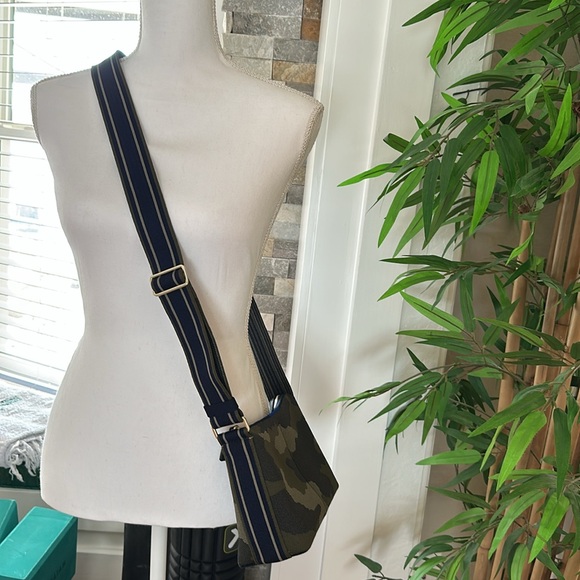 Like New! Rothy’s Spruce Camo Casual Crossbody Bag with Box & detached Tags - Picture 3 of 10